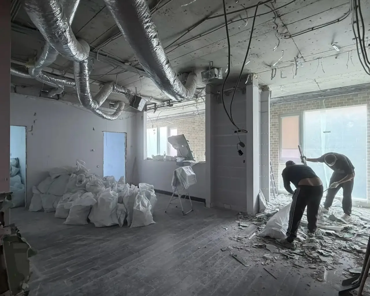 Частичный демонтаж отделки в квартире 180 м²